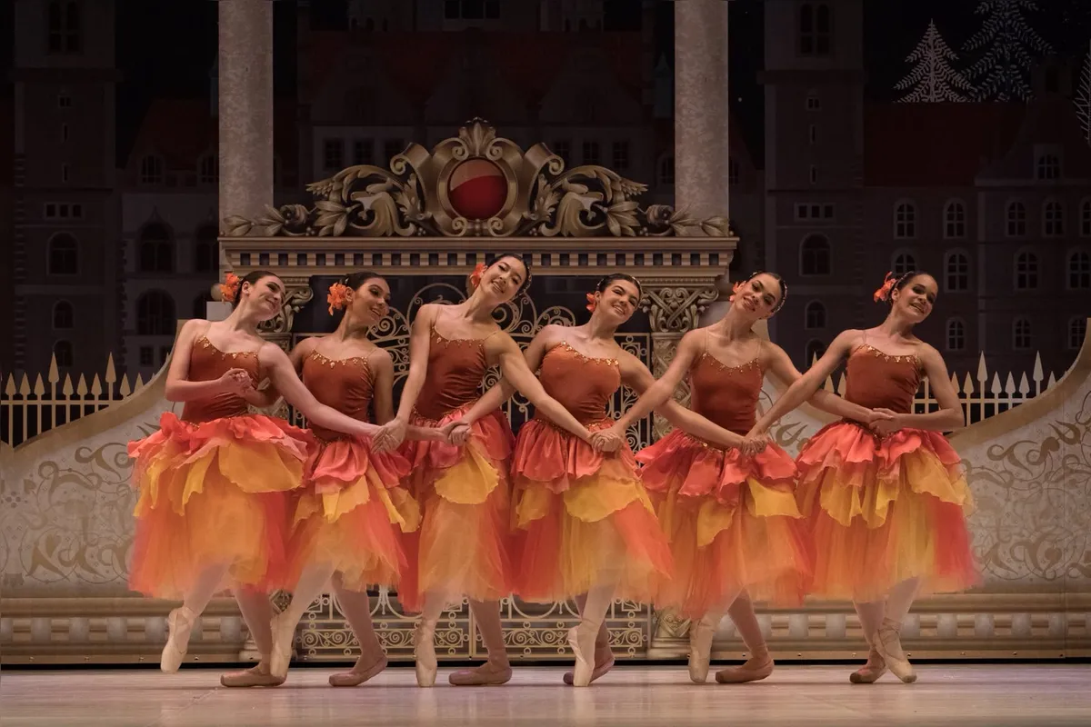 Cenas de “O Quebra-Nozes”, da Escola Municipal de Dança.