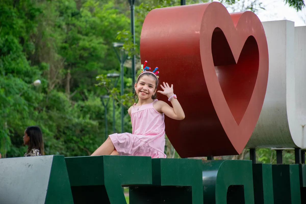 Teresa aproveitou a tarde para brincar e ver os animais do parque