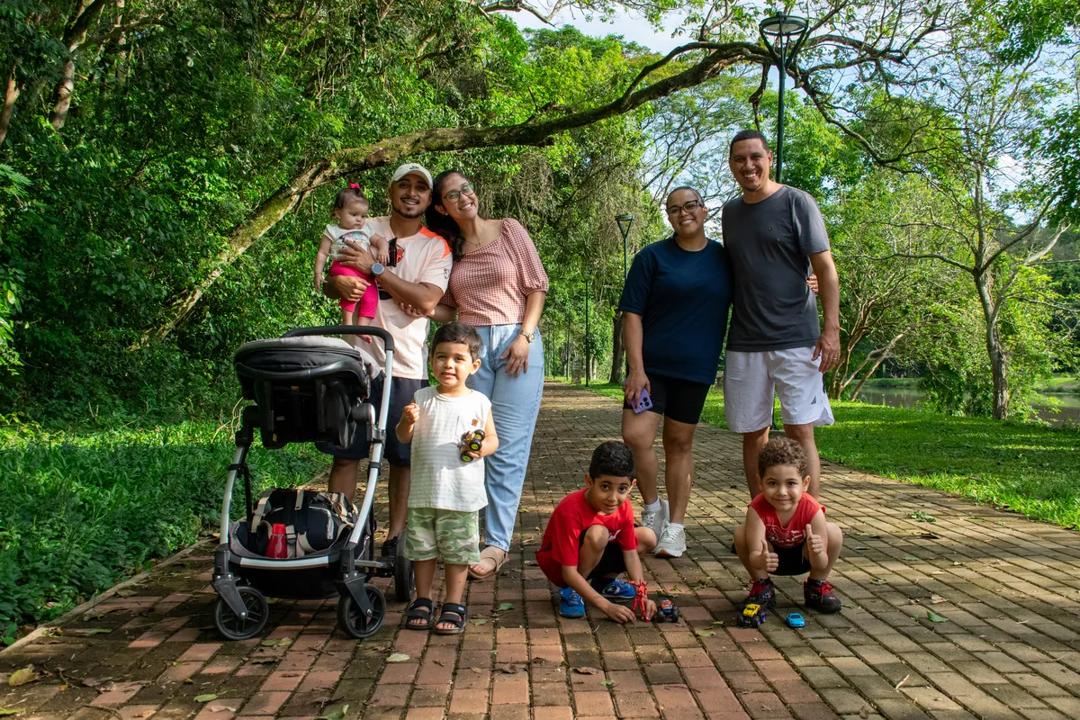 À direita o casal David e Roseane, com os filhos Dom e Noah, que passearam acompanhados dos de Diogo, Michele e os filhos deles, Arthur e Cecília