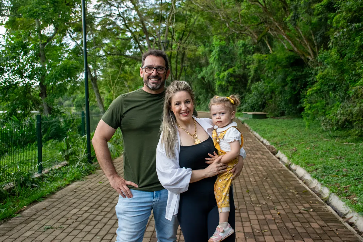 Sarah, de 2 anos, passeou acompanhada dos pais, Alisson Aboussaf e Sabrina Ribeiro