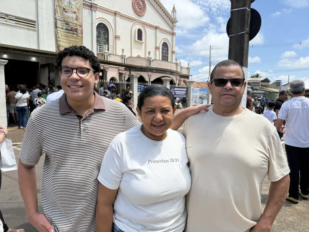 Família de Manoel de Souza deu graças à Nossa Senhora Aparecida pela saúde do pai: "muita fé"