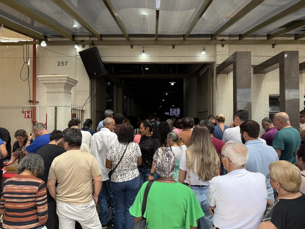 Fiéis se aglomeraram ao lado de fora do Santuário para ouvir as missas