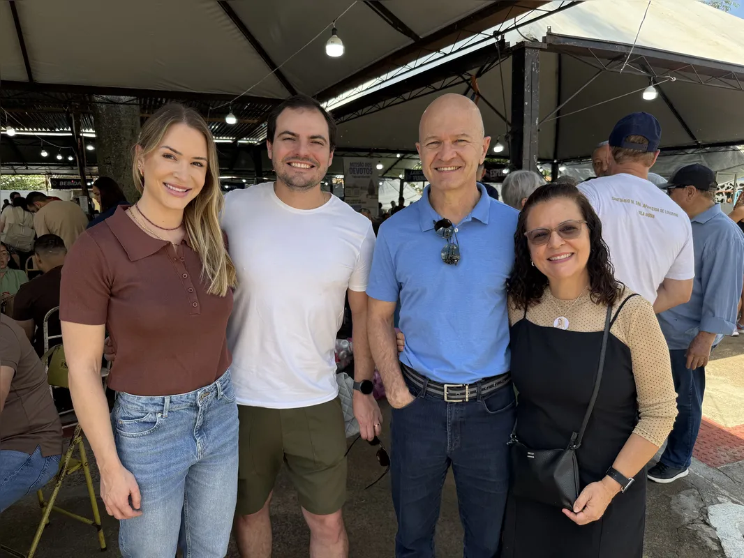 Ana Paula de Assis e o marido Diego Alves, com Henrique e Ana Lúcia de Assis