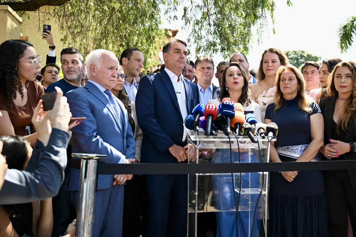 Flávio Bolsonaro ao lado da presidente do Podemos, Renata Abreu, que anunciou apoio do partido ao senador do PL na disputa contra Lula no segundo turno