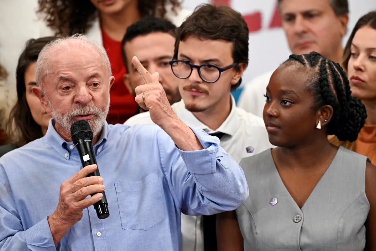 Lula chamou influenciadores de seu campo político que acabaram de ser eleitos para o Congresso, entre eles Ana Elisa Santos Silva (PT-MG), de 21 anos, que se elegeu a deputada federal mais jovem do país