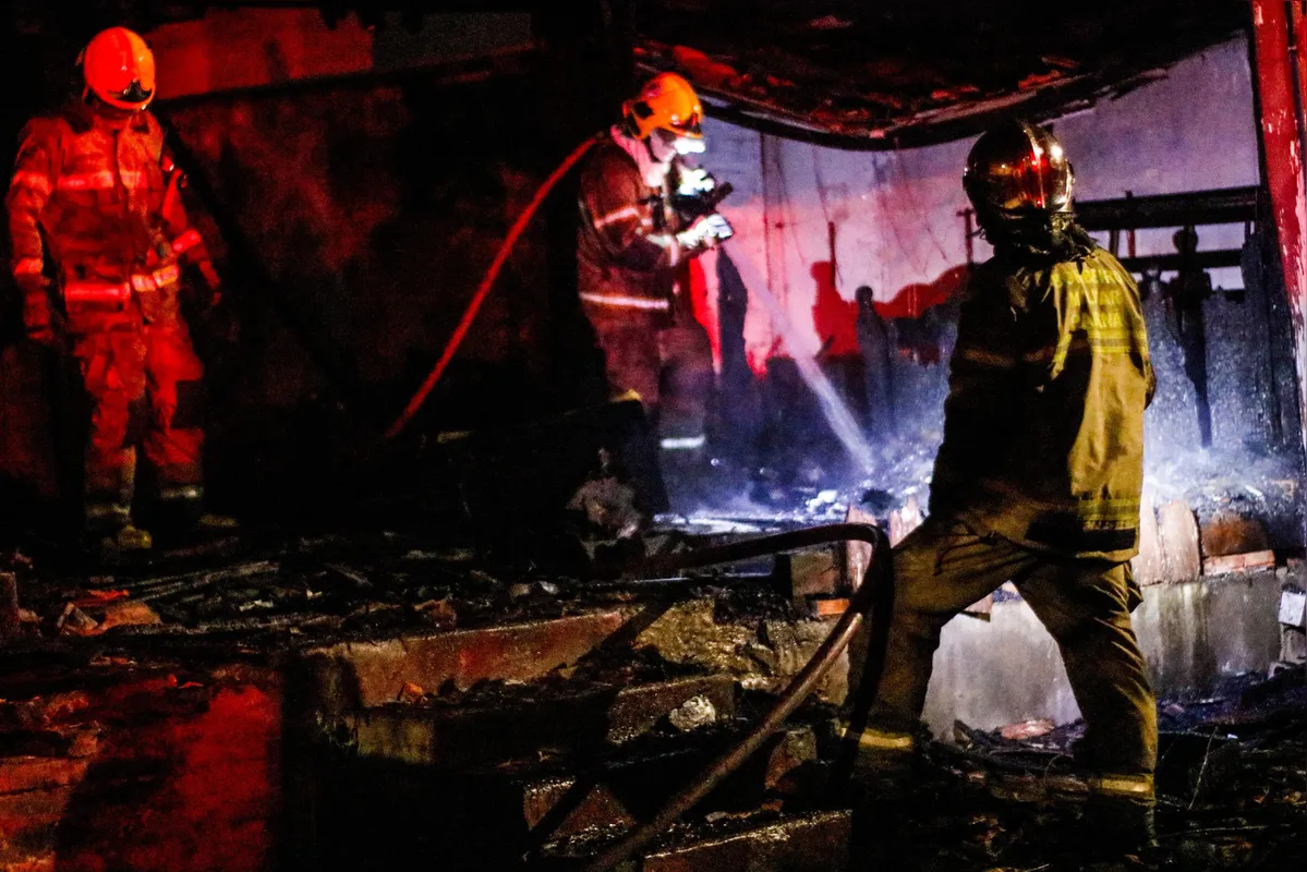 Imagem ilustrativa da imagem Incêndio destrói casa de madeira construída em 1940 na Vila Casoni