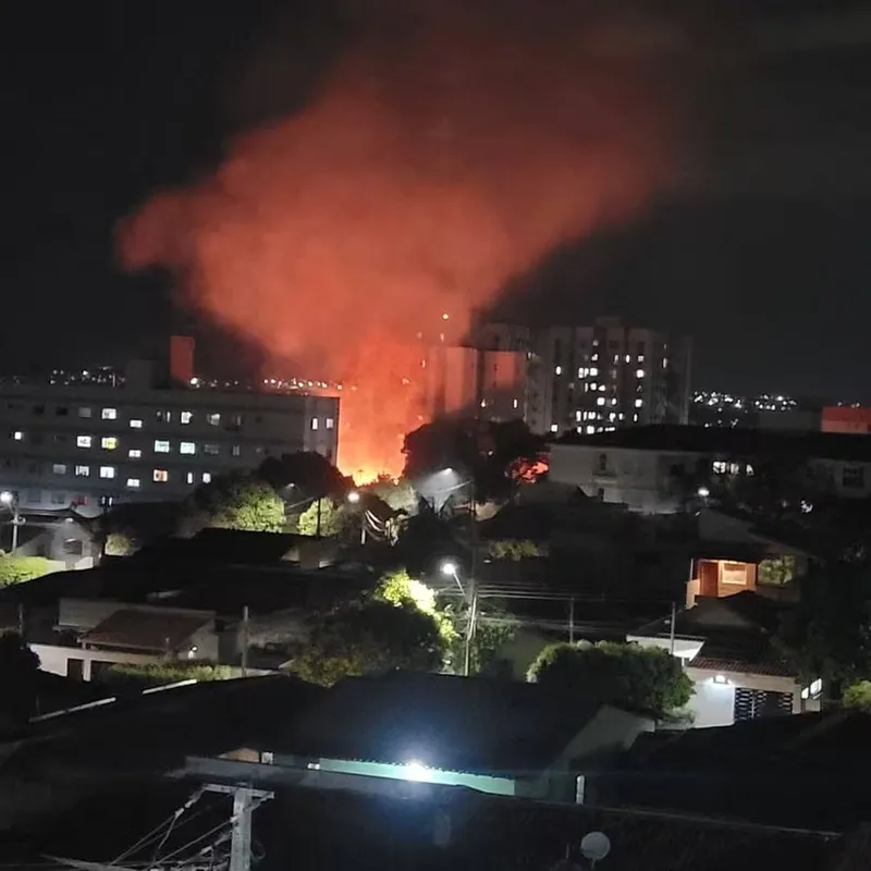 Imagem ilustrativa da imagem Incêndio destrói casa de madeira e ameaça imóveis na Vila Brasil