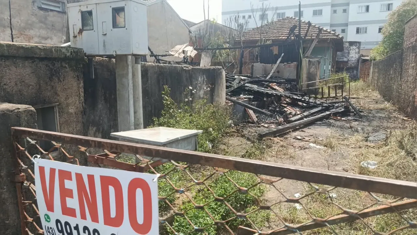 Imagem ilustrativa da imagem Incêndio destrói casa de madeira e ameaça imóveis na Vila Brasil
