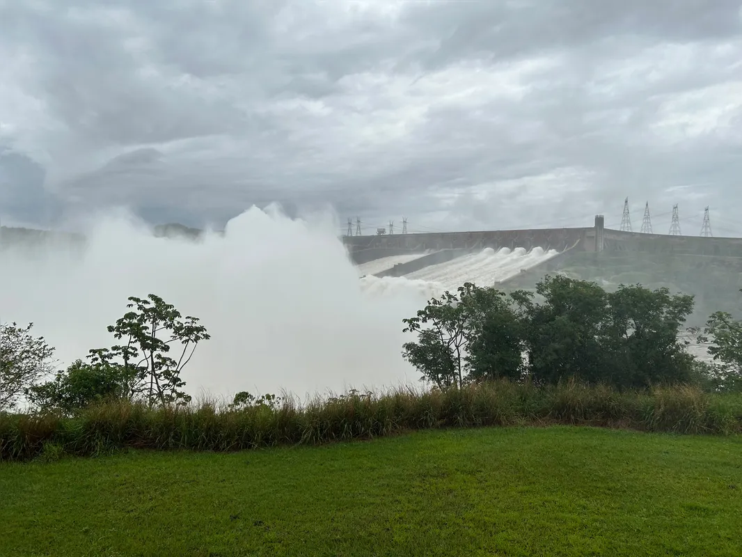 Imagem ilustrativa da imagem Itaipu abre segunda calha do vertedouro nesta terça
