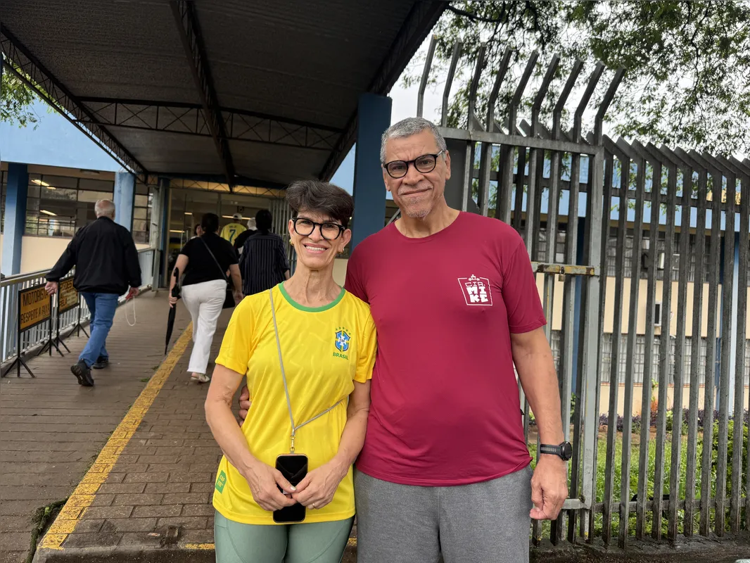 Nilza e Valtair Marques chegaram às 7h30 no local de votação para aguardar a abertura das seções