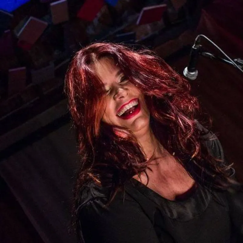 Chris Vianna, idealizadora e diretora do Londrix, faz o show Tudo Sagrado com Henrique Medina