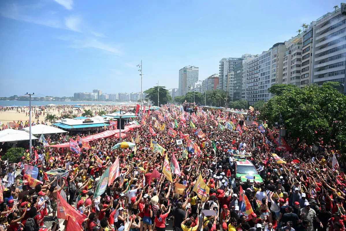 Apoiadores do presidente Lula ocupam a praia de Copacabana na manhã deste sábado (24)