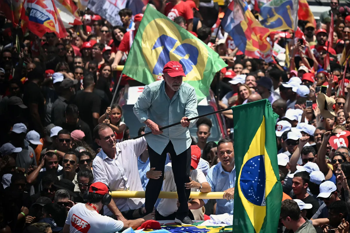 Lula participa de manifestação no Rio de Janeiro neste sábado (24)