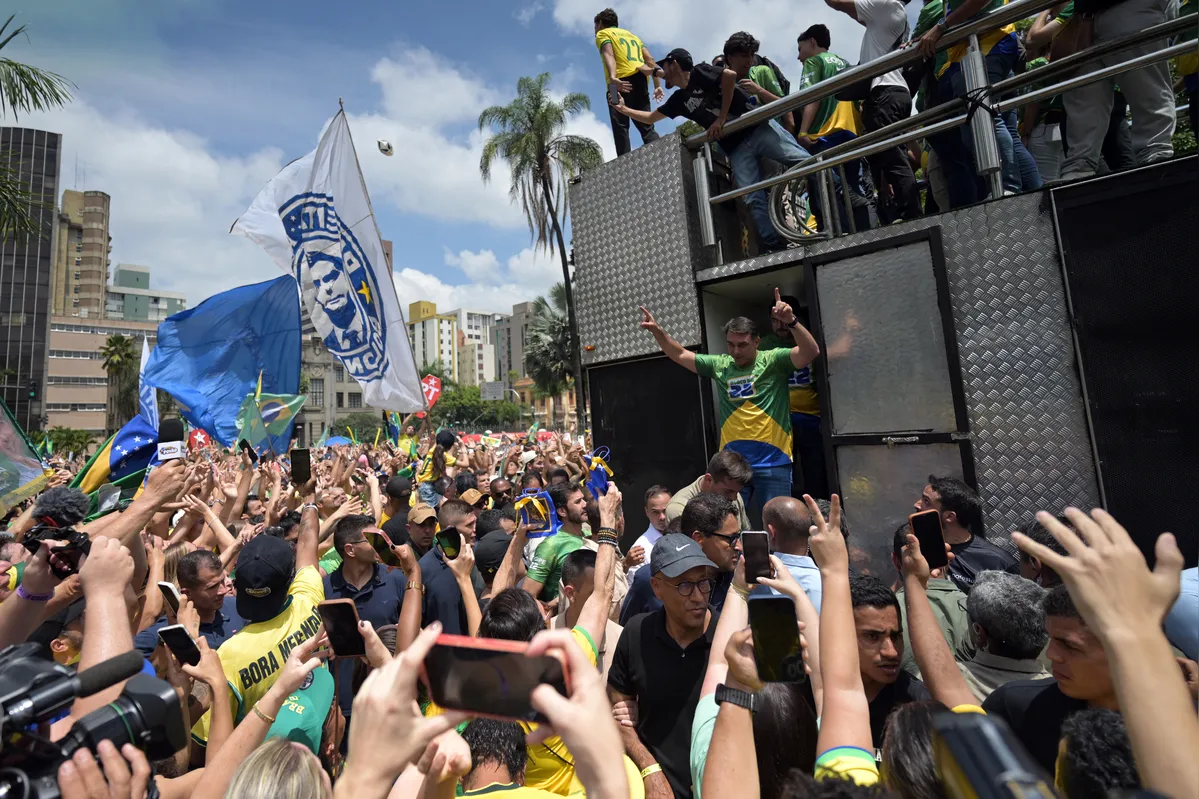 Flavio Bolsonaro participa de ato de campanha em Belo Horizonte, neste sábado (24)