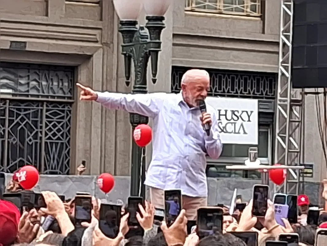 Imagem ilustrativa da imagem Lula sobe o tom contra Flávio Bolsonaro e reúne 20 mil apoiadores em Curitiba