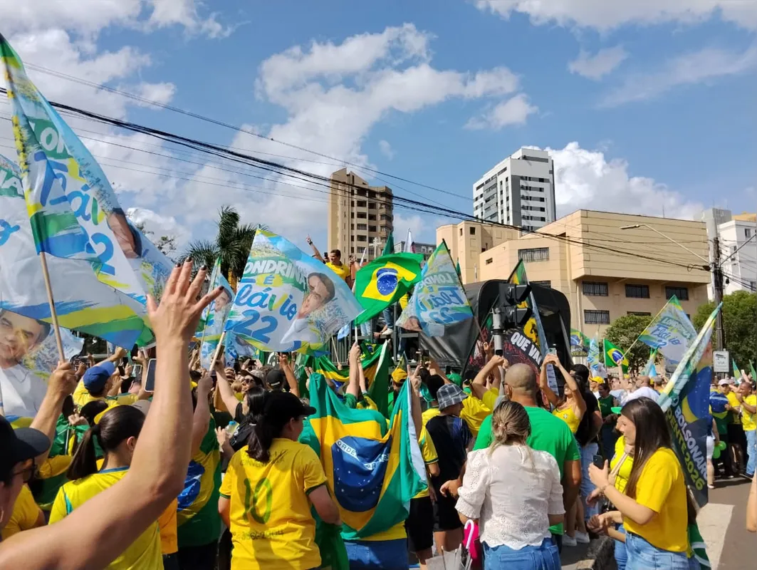 Ato em apoio a Flavio Bolsonaro começou no início da tarde de sábado (24), em Londrina