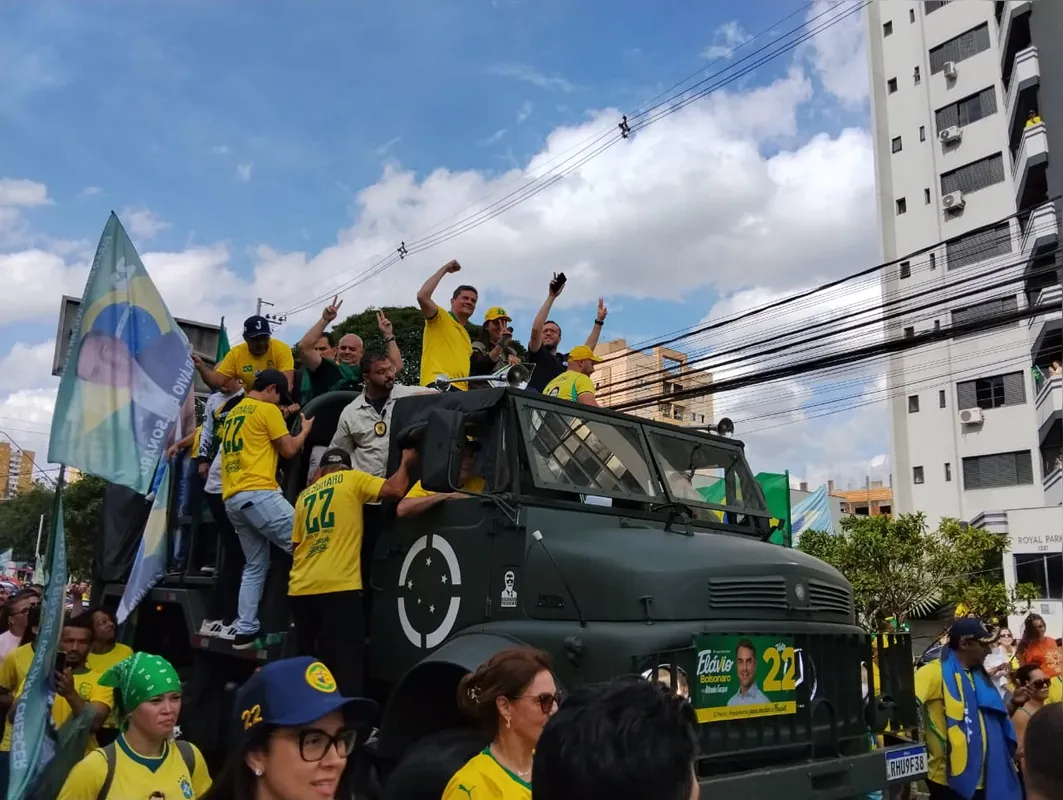 Ato pró Flavio Bolsonaro começou na avenida Higienópolis e terminou no aterro do Lago Igapó