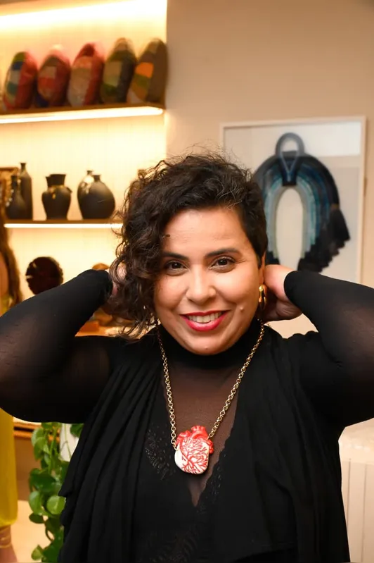 A designer Karine Brasil diz que a inteligência artificial contribui para expandir possibilidades sobre uma peça