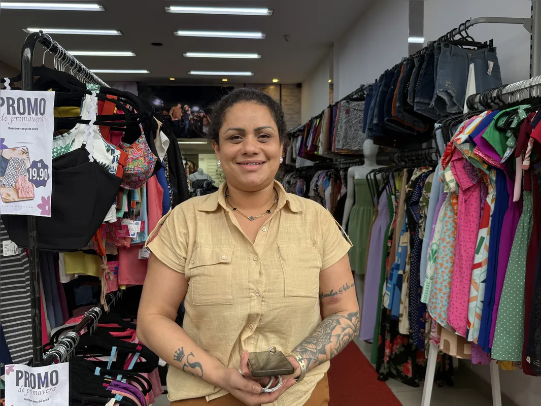 Francine Silva é grata pelo movimento extra que a campanha eleitoral vem trazendo ao centro de Londrina, aumentando a clientela da loja de roupas onde trabalha