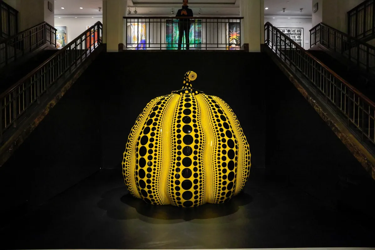 (FILES) Yayoi Kusama's sculpture "Pumpkin" is on display during a press preview for Christie's Fall 20/21 Marquee Week in New York, November 8, 2024. Japanese avant-garde artist Yayoi Kusama, known as the "polka dot queen", has died aged 97, a statement from her company said on August 27, 2026. (Photo by kena betancur / AFP) / RESTRICTED TO EDITORIAL USE - MANDATORY MENTION OF THE ARTIST UPON PUBLICATION - TO ILLUSTRATE THE EVENT AS SPECIFIED IN THE CAPTION / TO GO WITH AFP STORY BY Ana FERNANDEZ: "Magritte, Rucha and... a banana, in a bid to set new records at New York auctions"