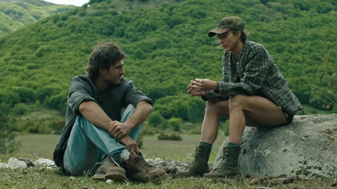 Hig (Jacob Elordi) e Cima (Margaret Qualley) têm um vínculo romântico no filme