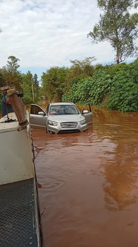 Carro fica ilhado em estrada rural de Ibiporã