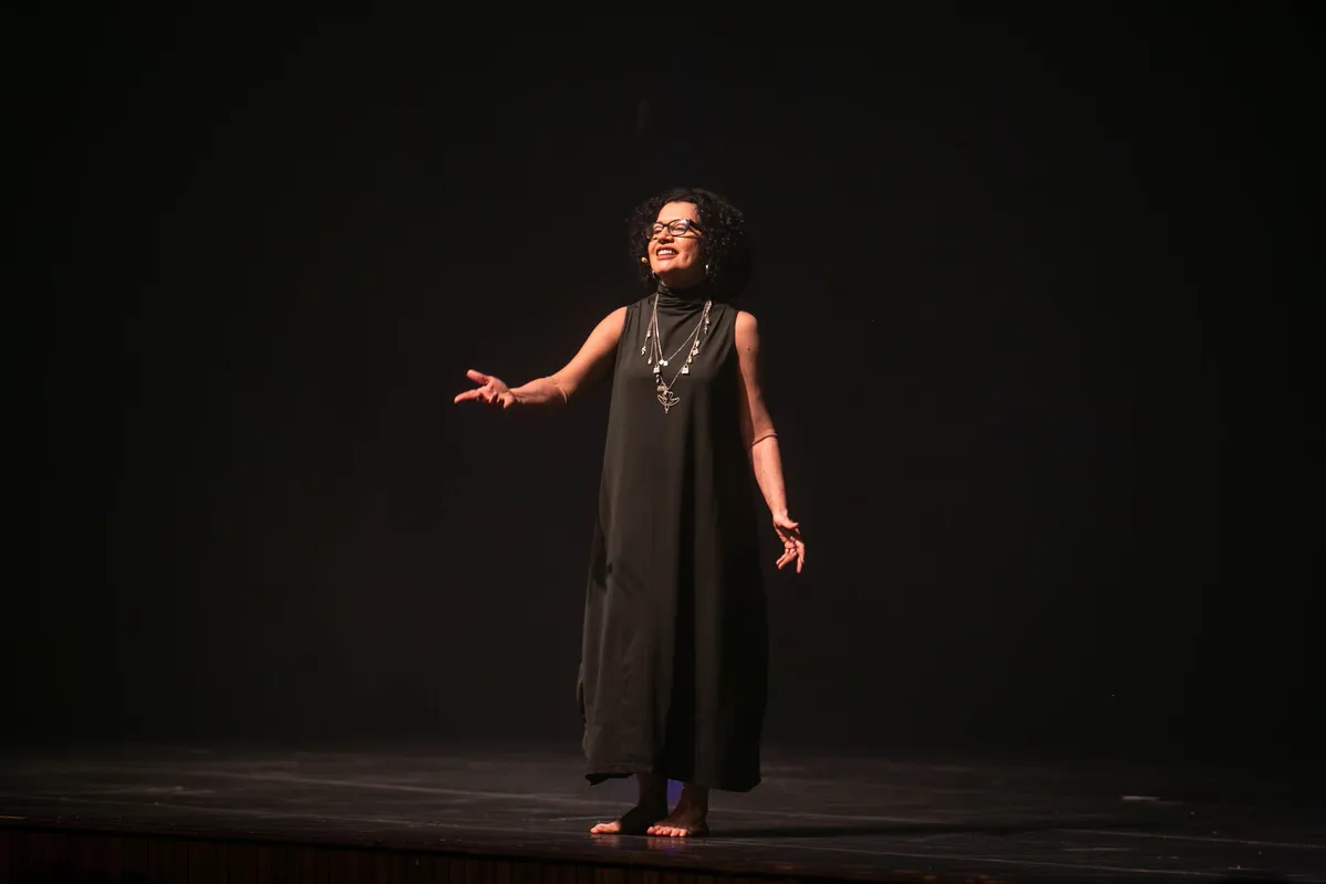 Viviane Mosé: “Um sim à vida” une teatro, filosofia, poesia e dança na busca por produzir um enfrentamento direto com a condição humana