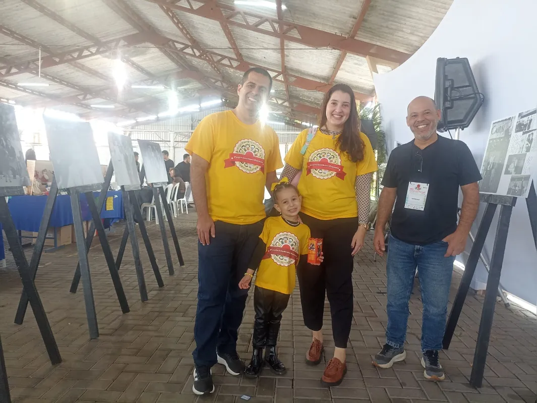 Rafael Reis e Natália Poloni com a filha Catarina e o fotojornalista Fernando Cremonez