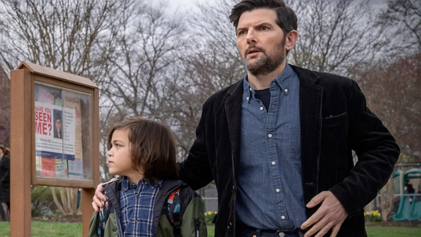 O menino Jake (Acston Luca Porto) e o pai Tom Kennedy (Adam Scott) em "O Homem Que Sussurra:"