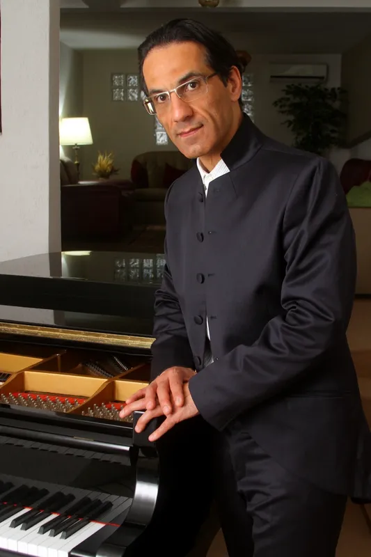 Álvaro Siviero apresenta-se regularmente com grandes orquestras internacionais em consagradas salas de concerto