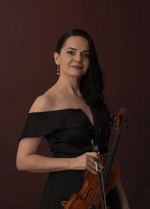 Jovana Trifunovic estrá à frente da orquestra e também como solista ao violino