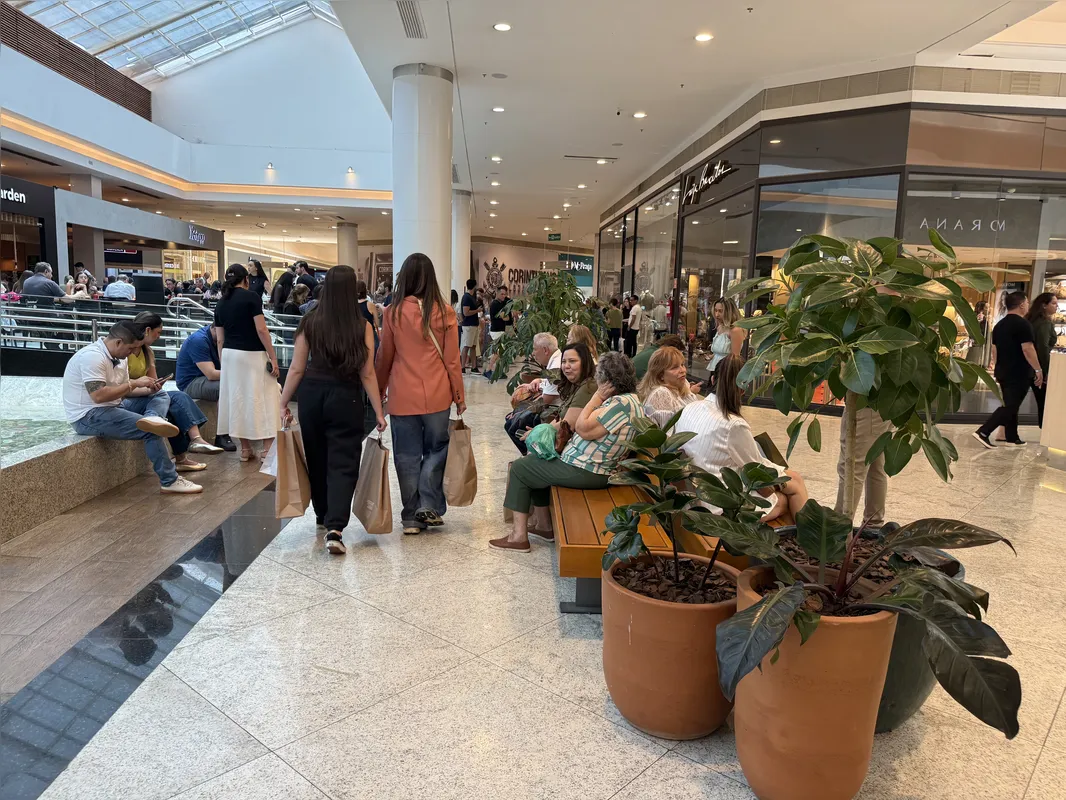 Movimento de pessoas cresceu nos shoppings de Londrina neste sábado (17)