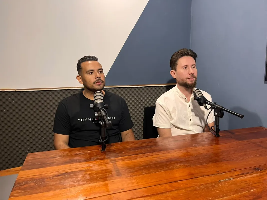 Everton de Souza, supervisor do Mais Engenharia e o bolsista Rafael Andreani estão desenvolvendo diversas obras públicas em Itambaracá