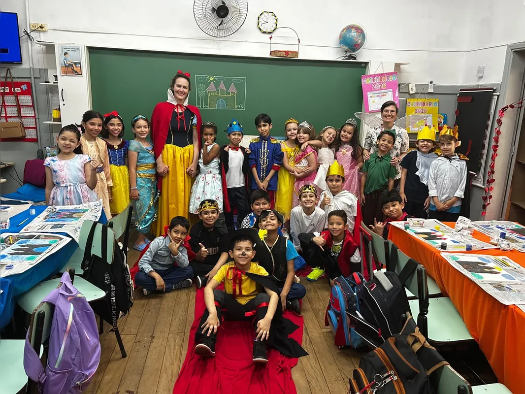 Alunos caracterizados como personagens dos contos de fadas tomaram chás feitos com ervas medicinais da horta da escola na "hora do baile"