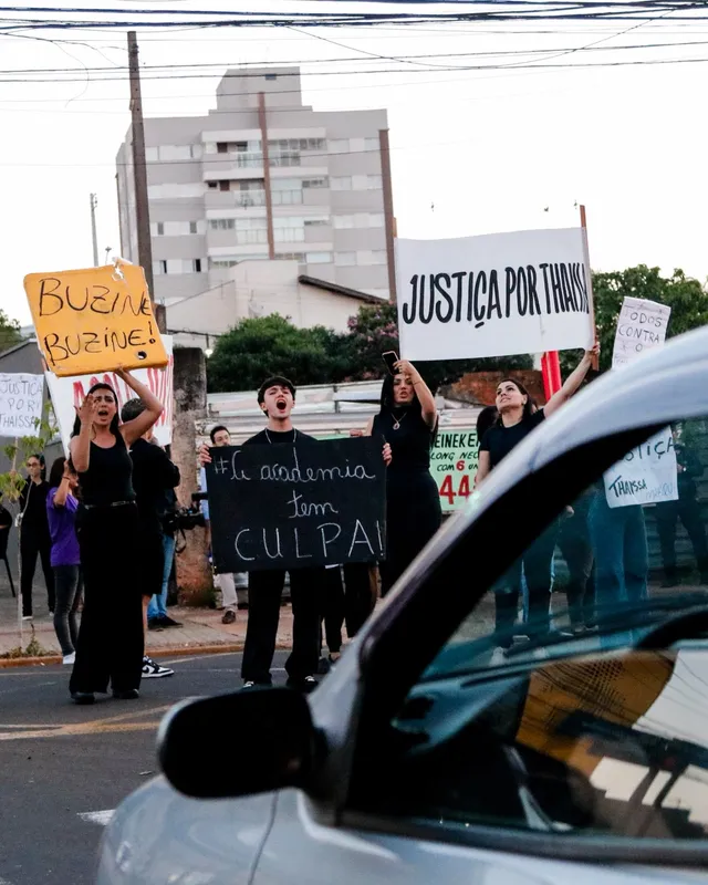 Portando cartazes, os familiares e amigos da jovem assassinada receberam apoio de motoristas e pedestres que passavam pela Celso Garcia Cid