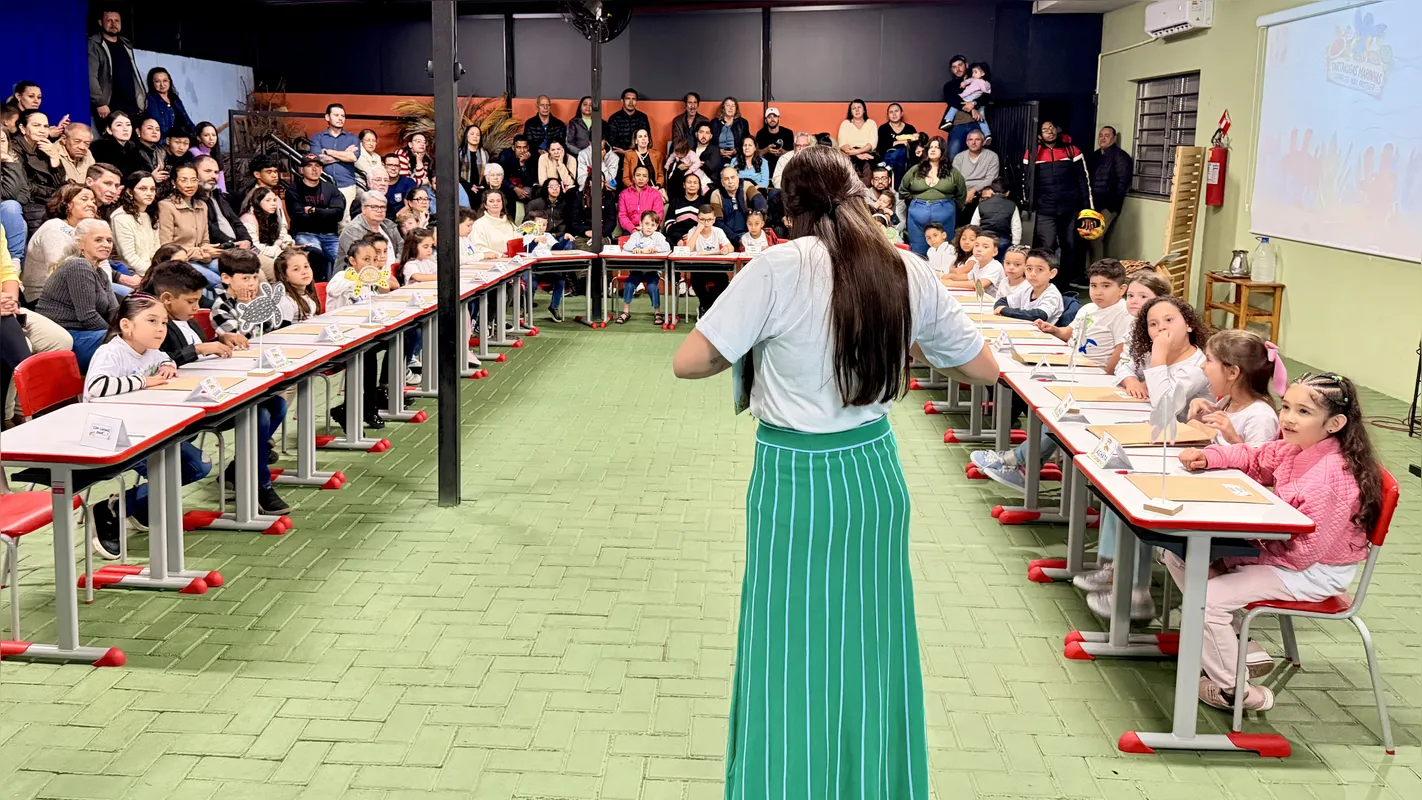 Sessão de autógrafos: alunos da E.M. Maestro Roberto Pereira Panico participaram de todo o processo de produção do livro, sob a coordenação da professora Bruna Daniella de Souza Mattos