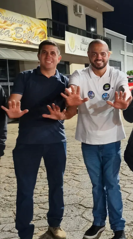 Bruno Ernane Pereira (à direita) busca o primeiro mandato como prefeito de Santana do Itararé, com Thiago Alves (à esquerda) como vice
