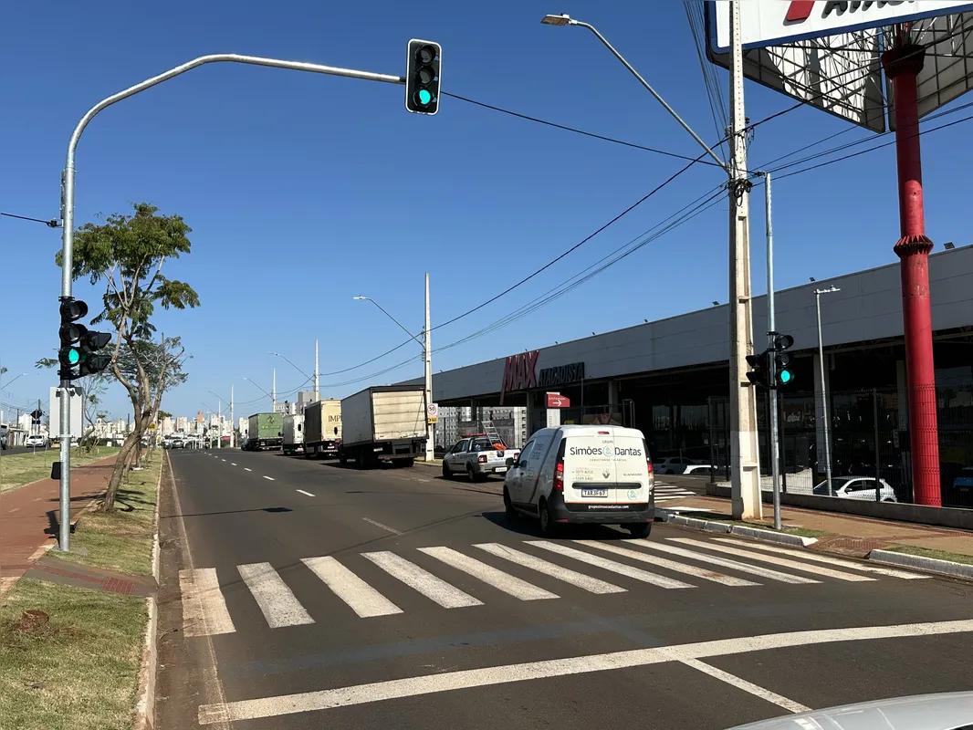 Imagem ilustrativa da imagem Semáforo com botoeira para pedestres é instalado na Avenida dos Pioneiros
