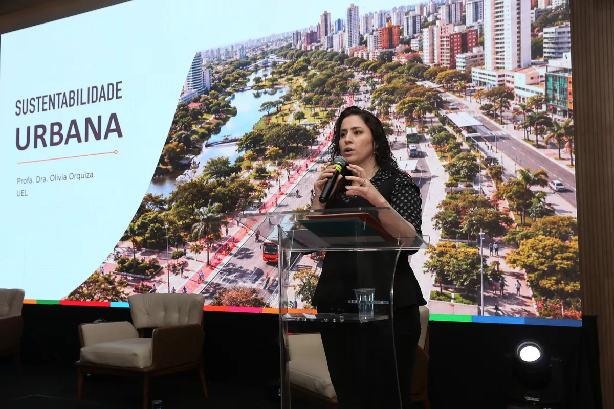“A gente precisa andar anos-luz para que a nossa participação seja efetiva", afirmou a professora Olivia Orquiza