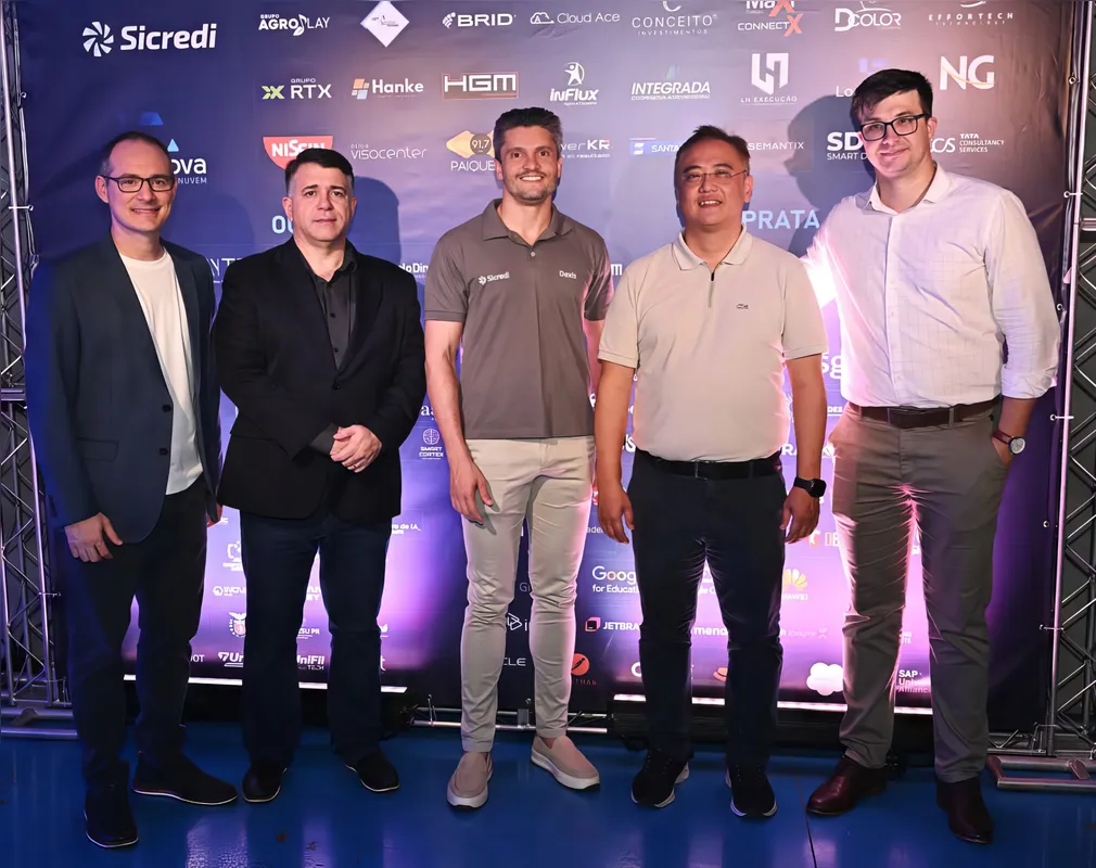 David Vacari Conchon (Sicredi Dexis), Ronaldo Couza (MACIP Tecnologia), Felipe Cabral Pradella (Sicredi), Marcelo Cassa (Óticas Viso Center) e Jaffer Vinicius Besen ( Sicredi)
