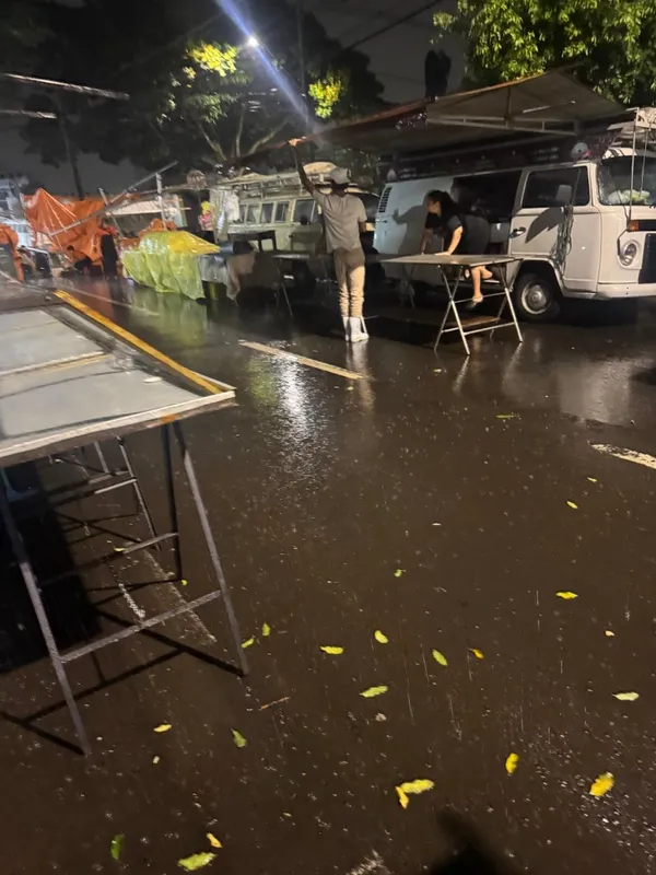 Imagem ilustrativa da imagem Temporal assusta feirantes e derruba barracas em Londrina