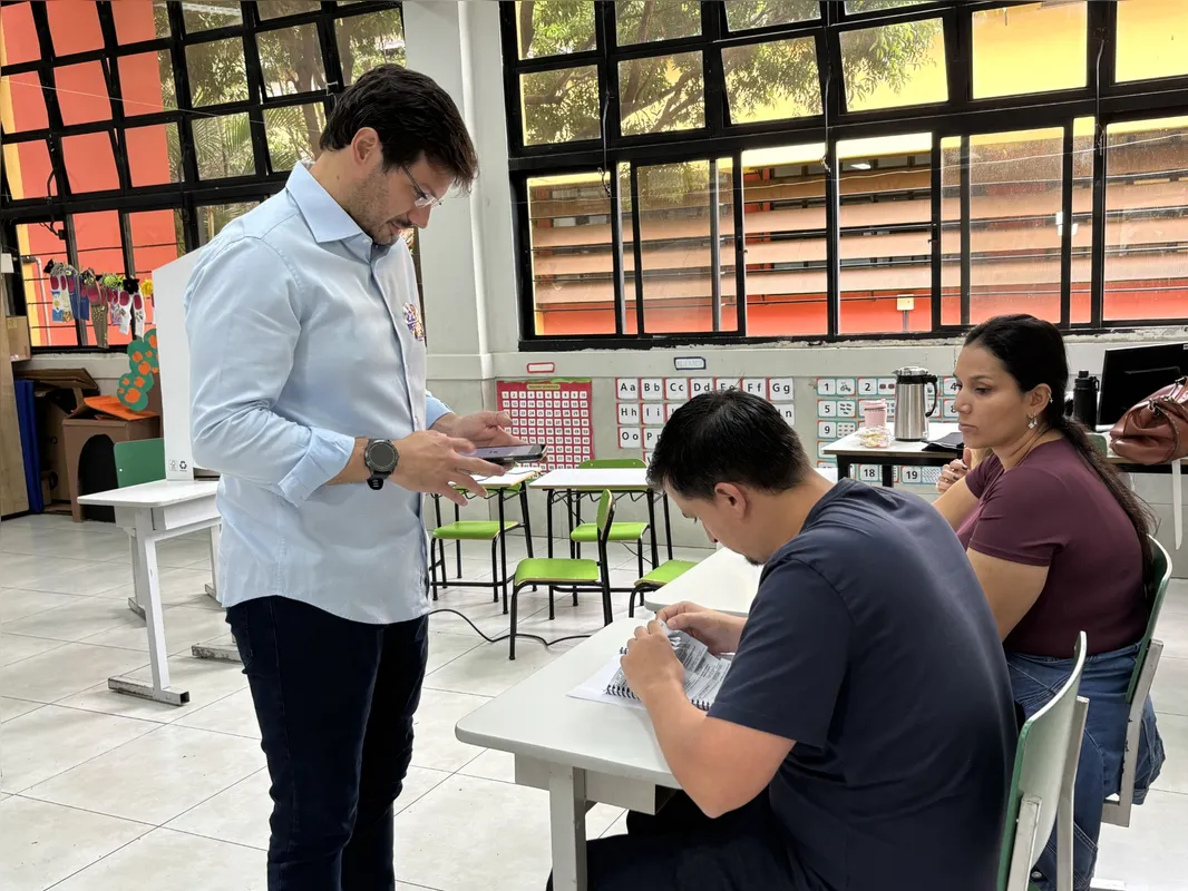 Prefeito Tiago Amaral compareceu ao Colégio Universitário, em Londrina, neste domingo (25), no segundo turno das eleições presidenciais