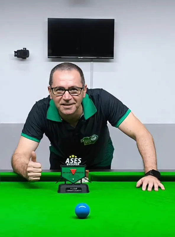 O campeão Adriano Correa