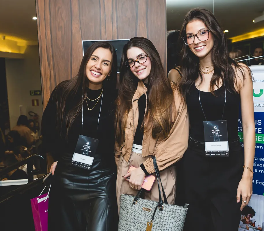 As jovens cirurgiãs-dentistas Vitória Pieri, Camila Heine e Giovana Misuta