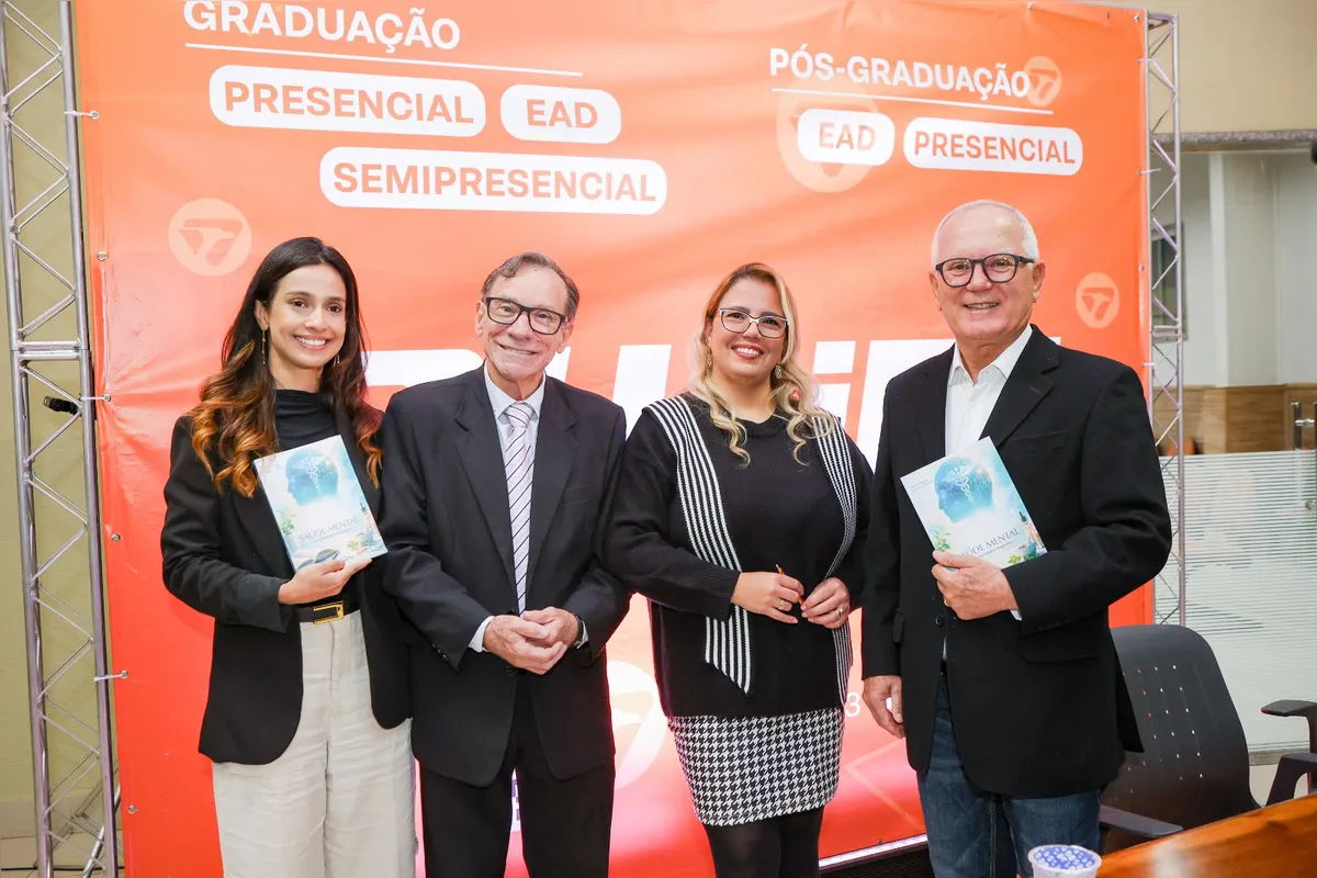 A professora Camila Fernandes de Lima, os autores Daniel e Rafaela Felipetto com o reitor Eleazar Ferreira