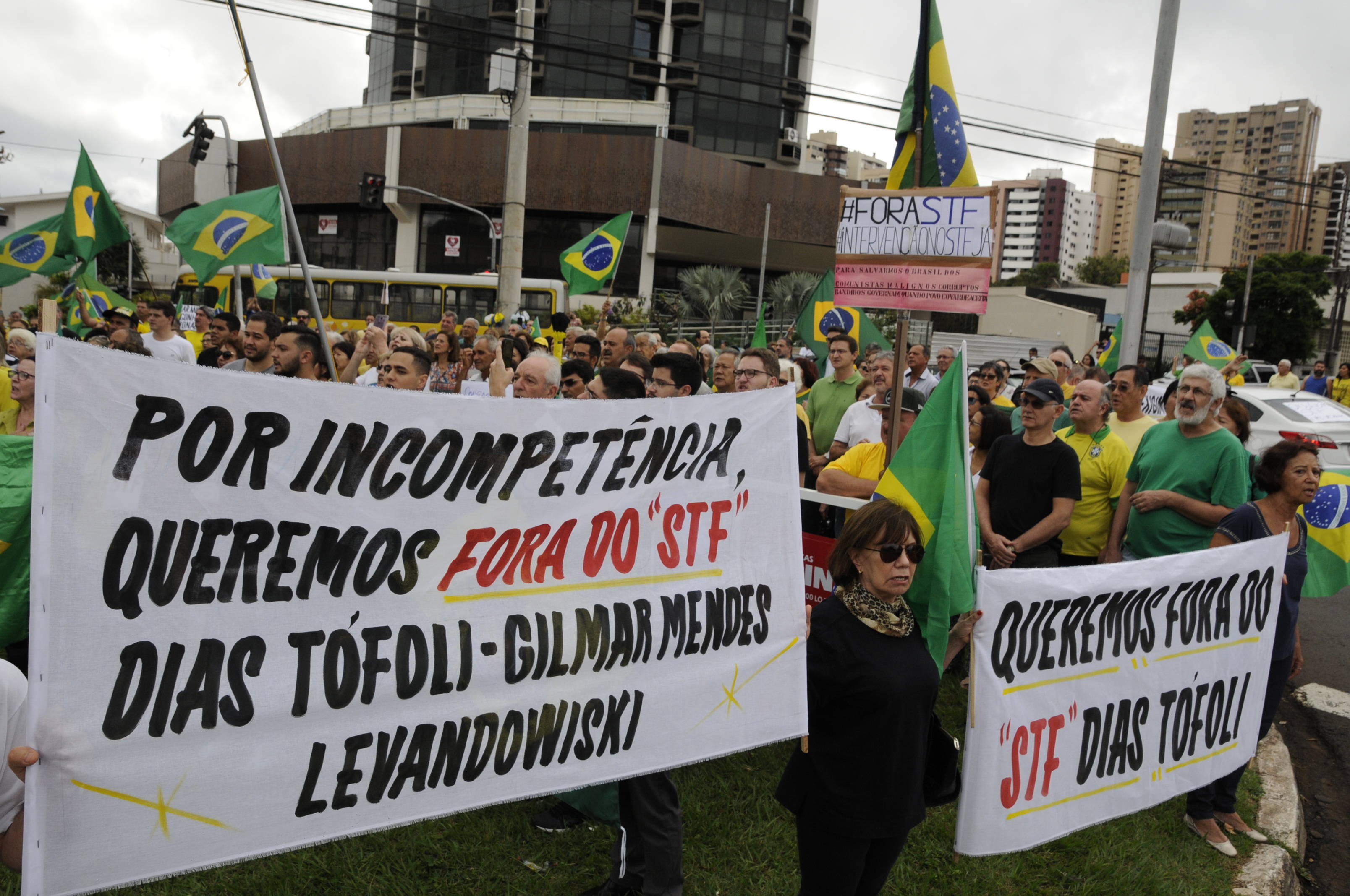 .
Manifestantes em Londrina protestam contra STF
-ft- gina mardones / folha de londrina
07-04-2019