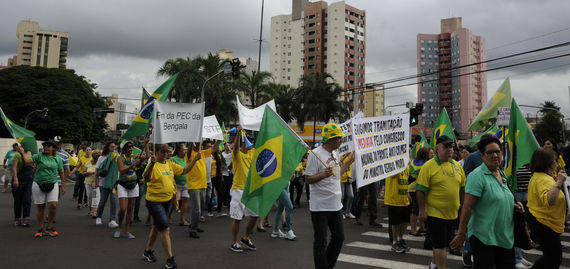 Manifestantes em Londrina protestam contra STF