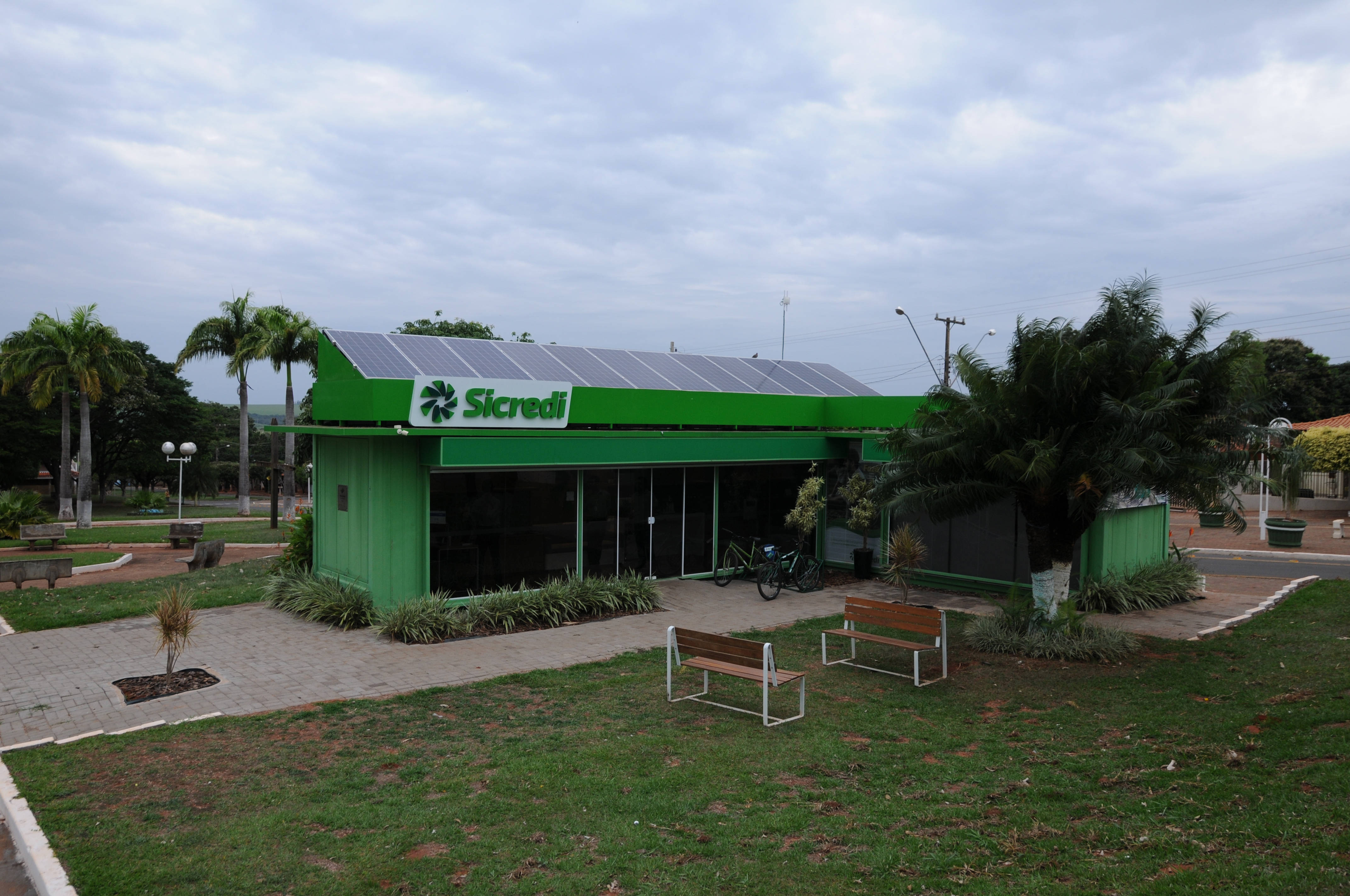 Agência Smart está instalada em contêineres e usa energia solar