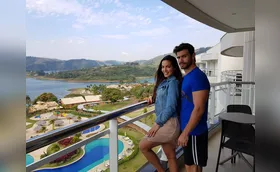 Ex-bailarina e cantor no resort de Ribeirão Claro