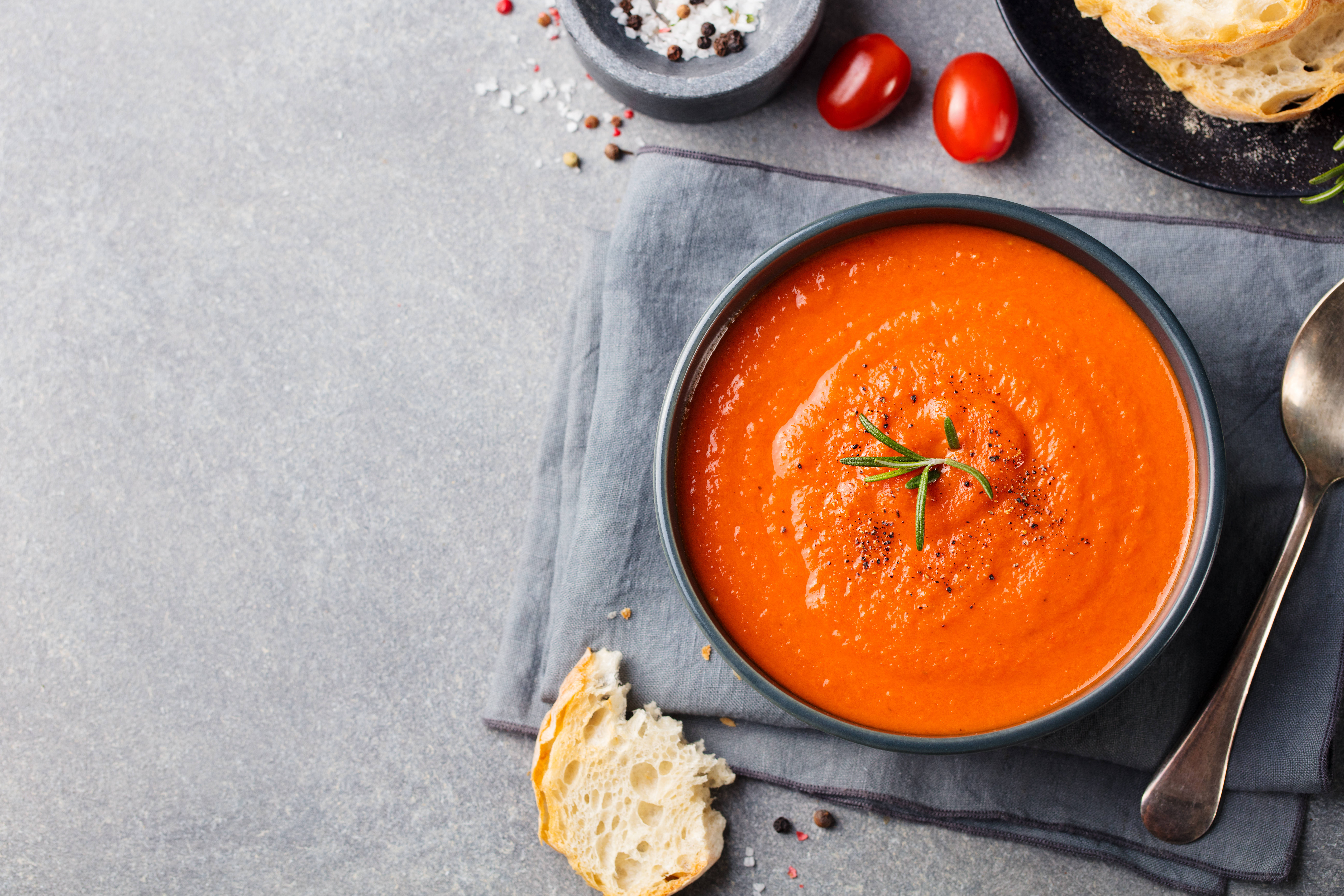 A sopa de tomate, além de nutritiva, é uma das mais bonitas e convidativas graças à cor vibrante